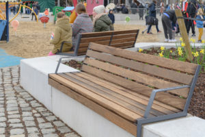 betonbank met miscanthus